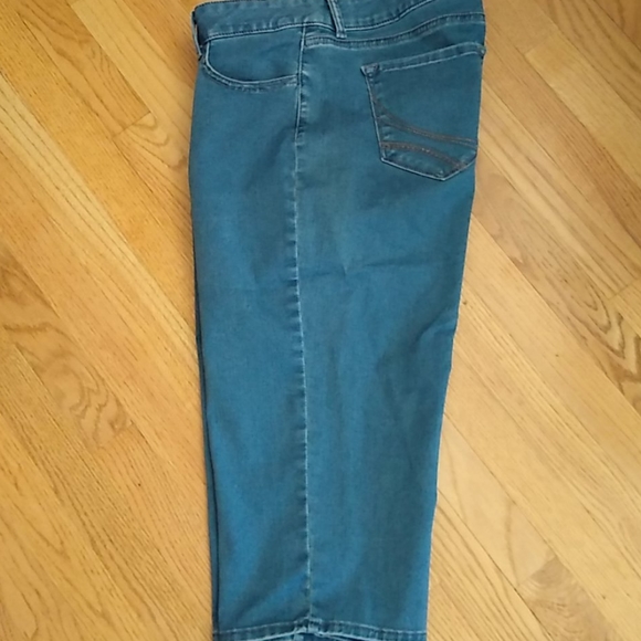 Lee Riders Stretch Denim Capri's - Picture 3 of 6